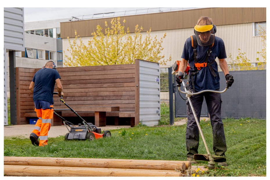 Équipe STS réalisant l’entretien d’espaces verts avec tonte et débroussaillage
