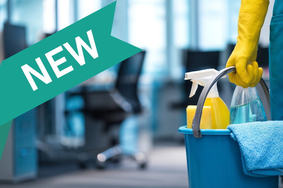 Agent de nettoyage STS avec matériel d’entretien dans des bureaux professionnels
